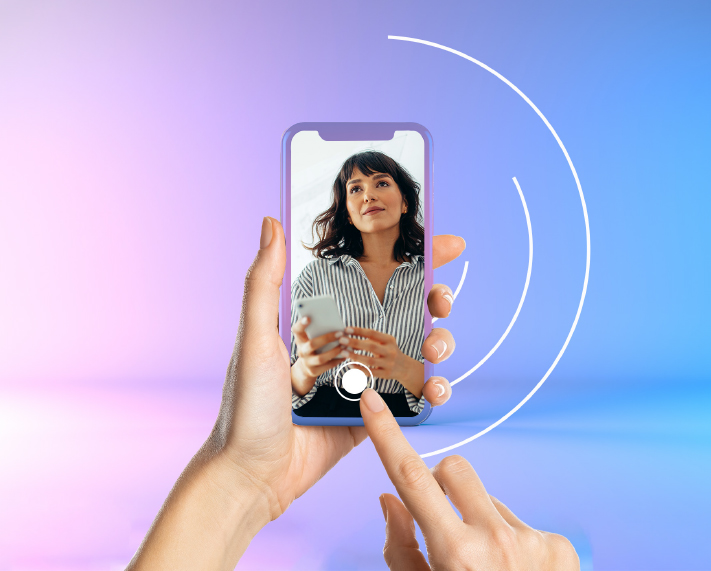 Une dame qui tient un téléphone